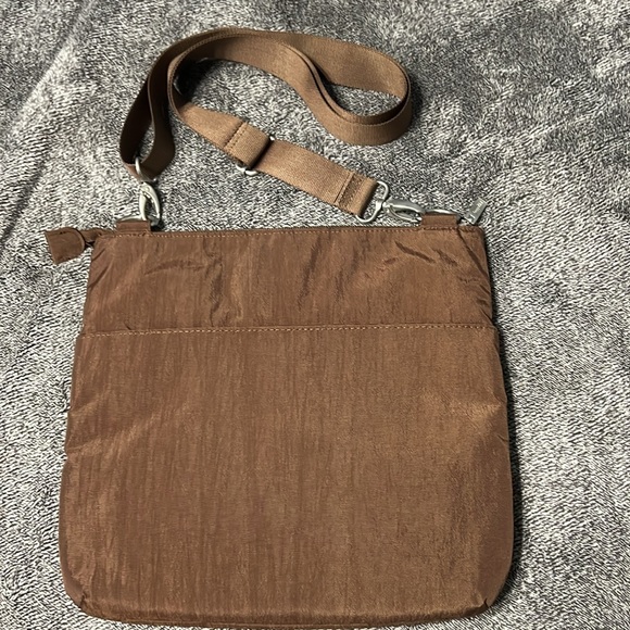 Baggallini Brown Nylon Crossbody. - Picture 4 of 13